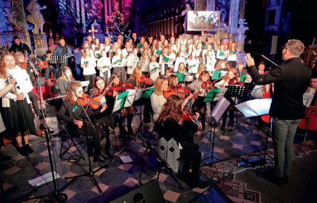 Podczas noworocznego koncertu kolęd zaprezentowali się orkiestra, sekcja rytmiczna i chór Diakoni Muzycznej Ruchu Światło-Życie oraz młodzież z diecezji i z poza jej granic