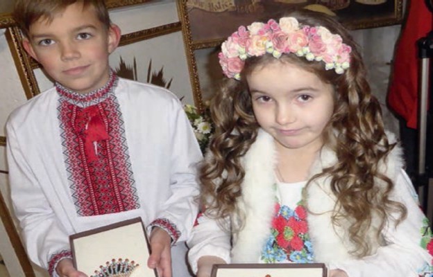 Ukraińskie dzieci z koronami dla Matki Bożej