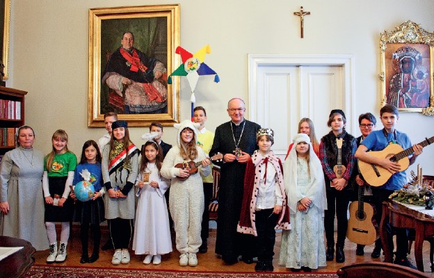 10 stycznia kolędnicy misyjni z Łęcznej odwiedzili abp. Stanisława Budzika