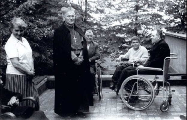 Kard. Karol Wojtyła z Hanną Chrzanowską i osobami chorymi