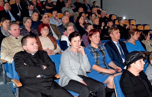 Sołtysi z dekanatów: sokołowskiego, węgrowskiego, łochowskiego
i sterdyńskiego oraz ks. Tomasz Szmurło podczas oglądania jasełek
w Miejsko-Gminnym Ośrodku Kultury w Kosowie Lackim