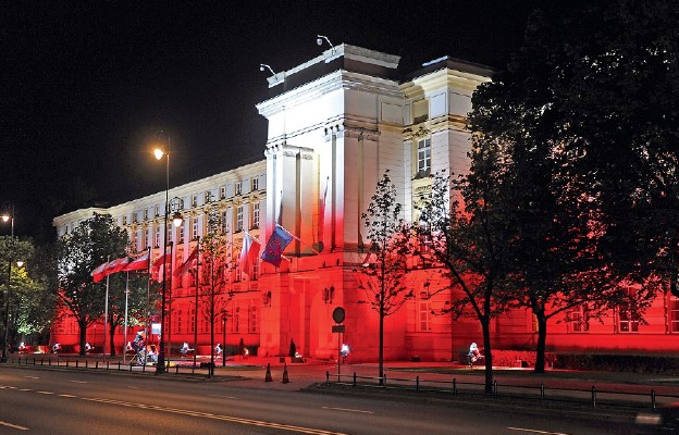 Siedziba kancelarii premiera jest tradycyjnie podświetlana w barwy narodowe
m.in. z okazji Święta Konstytucji 3 Maja, Święta Flagi i Święta Niepodległości