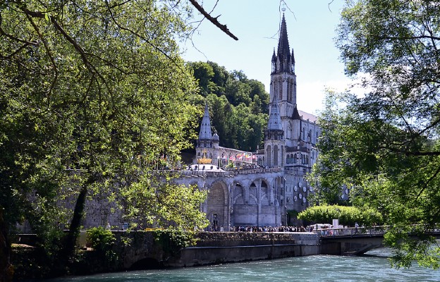 Widok na bazylikę Niepokalanego Poczęcia Najświętszej Maryi Panny w Lourdes