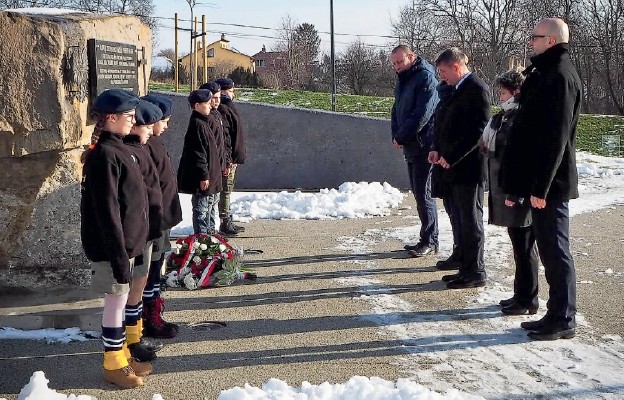 Markowa – Dni Pamięci o Ofiarach Holokaustu, złożenie kwiatów pod pomnikiem poświęconym rodzinie Ulmów