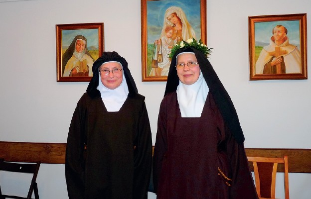 Od lewej: przeorysza łasińskiego Karmelu s. Joanna i srebrna jubilatka s. Magdalena