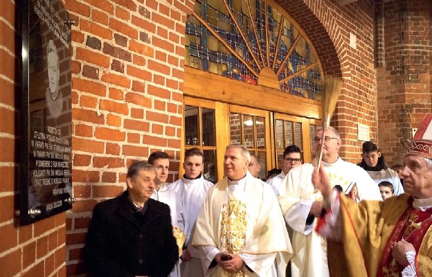 Ksiądz Arcybiskup dokonuje poświęcenia pamiątkowej tablicy
upamiętniającej śp. ks. prał. Jana Ubermana