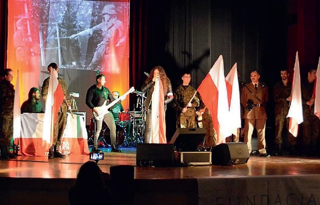 Koncert zespołu Contra Mundum to właściwie spektakl muzyczno-historyczny