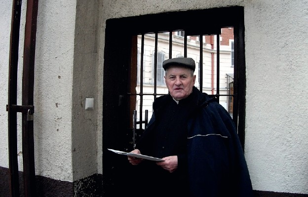 Ks. Antoni Stachura CM przed bramą Aresztu Śledczego przy ul. Montelupich
w Krakowie