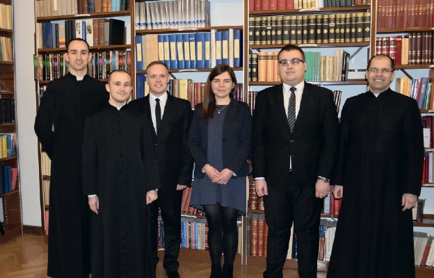 Kadra pracowników Biblioteki WSD, od lewej: Mateusz Roguski – kierownik biblioteki, Maciej Koszewski, Daniej Konik, Justyna Niewiarowska, Mateusz Krasowski, ks. Dariusz Kucharek – dyrektor biblioteki