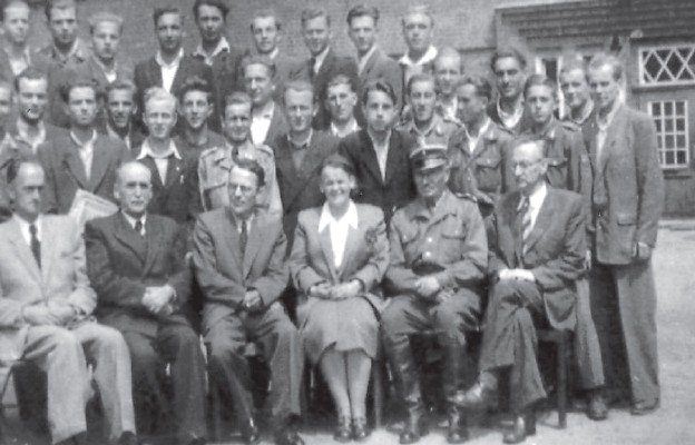 Edward Kula z uczniami i nauczycielami, rok 1950. Na zdjęciu siedzi na prawo od kobiety