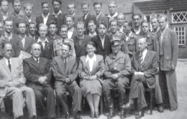 Edward Kula z uczniami i nauczycielami, rok 1950. Na zdjęciu siedzi na prawo od kobiety