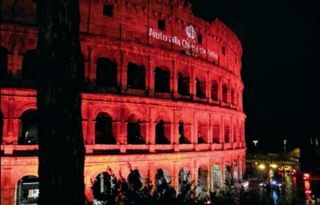 Koloseum w
czerwieni, symbolizującej krew chrześcijan