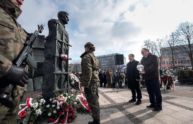 Uroczystości pod pomnikiem płk. Łukasza Cieplińskiego w Rzeszowie