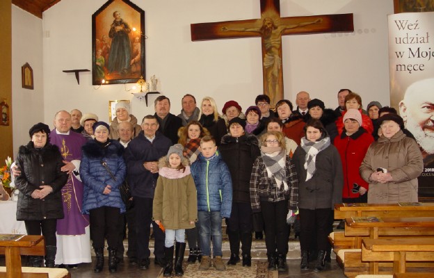 Wierni ze swym proboszczem ks. kan. Bogumiłem Kowalskim w kościele
filialnym w Trzebniowie i w kościele parafi alnym w Gorzkowie Nowym