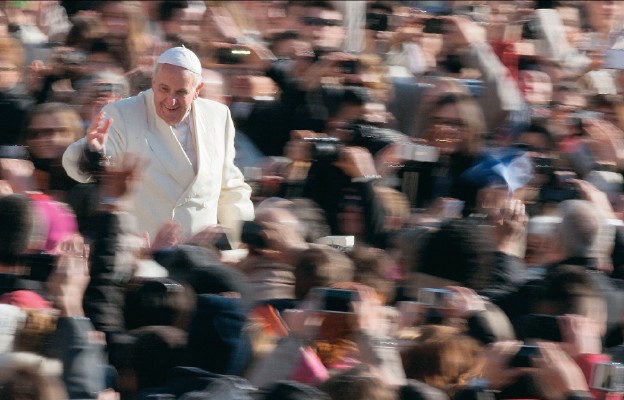 Papież Franciszek dociera do świadomości zmanipulowanych ludzi, otwiera im oczy, przytula ich, wyciska łzy grzesznikom, dodaje otuchy