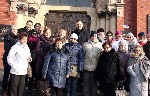Sympatycy i członkowie stowarzyszenia przed drzwiami bazyliki katedralnej w Sosnowcu