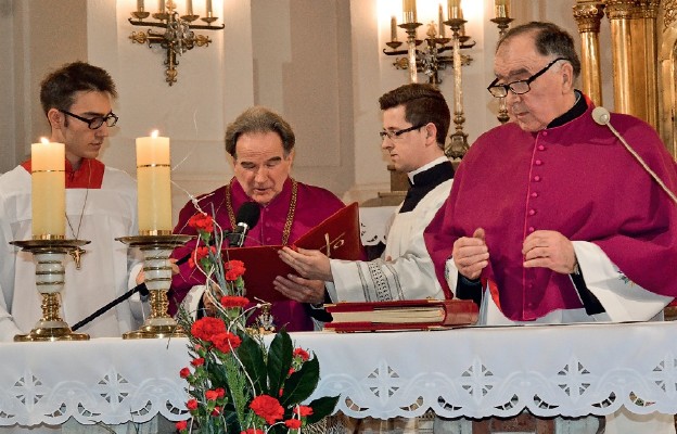 Odczytanie dekretu o nominacji ks. Wiktora Łopucha