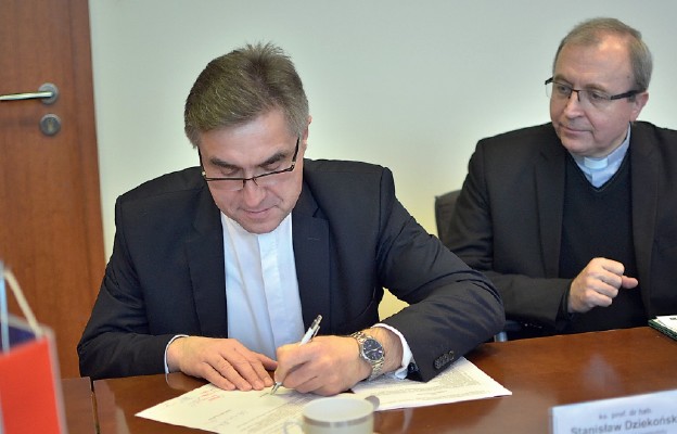 Umowę na dofinansowanie „Multidyscyplinarnego Centrum Badawczego UKSW” podpisuje ks. Stanisław Dziekoński (rektor UKSW) oraz ks. dr Zenon Hanas (kanclerz UKSW)