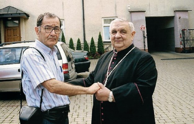 Arturo
Dreifinger
z ks. Ireneuszem
Skubisiem
na dziedzińcu
redakcji
„Niedzieli”,
2006 r.