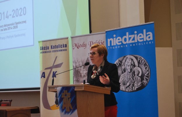 Europoseł Jadwiga Wiśniewska podczas sympozjum „Dar bycia dojrzałą kobietą”