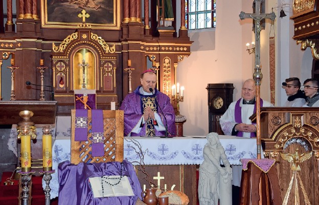 Ksiądz Biskup odmówił modlitwę poświęcającą odnowiony kościół