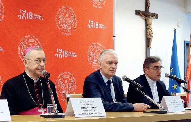 Abp Stanisław Gądeck, obok wicepremier Jarosław
Gowin i ks. prof. Stanisław Dziekoński, rektor UKSW