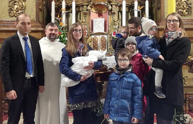 Marysia Skrzydło była chrzczona na liturgii paschalnej w ubiegłym roku. Na zdjęciu z rodzicami chrzestnymi, o. Mirosławem Bijatą OSPPE
oraz (po prawej) rodzicami i rodzeństwem