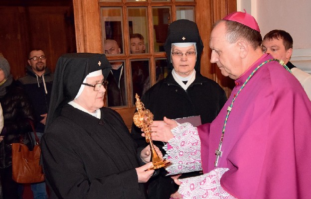 S. Aniceta Borowska przekazuje relikwie bł. Ignacego Kłopotowskiego