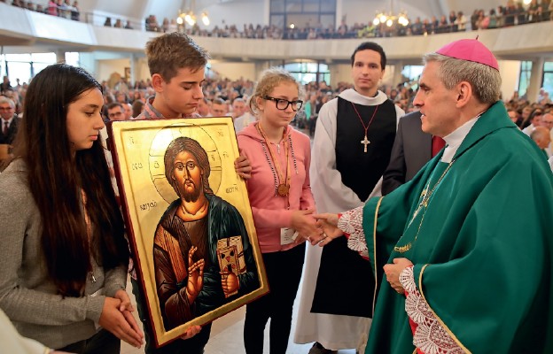 Przekazanie „Znaku misji” młodzieży z dekanatu zawichojskiego