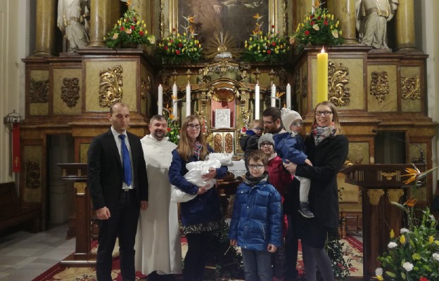 Marysia Skrzydło była chrzczona na liturgii paschalnej w ubiegłym roku. Na zdjęciu z rodzicami chrzestnymi, o. Mirosławem Bijatą OSPPE oraz (po prawej) rodzicami i rodzeństwem