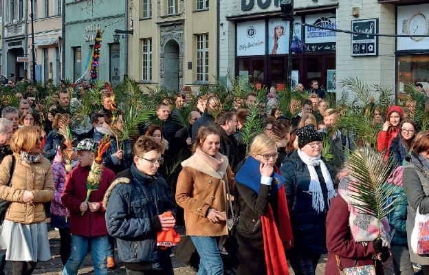 Pochód z palmami do katedry Świętych Janów w Toruniu na Mszę św.