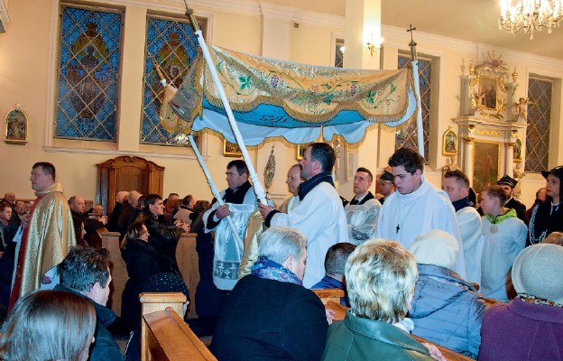 Uroczysta procesja rezurekcyjna, na czele z bp. Tadeuszem Pikusem,
trzykrotnie okrążyła kościół pw. Świętej Trójcy w Rozbitym Kamieniu