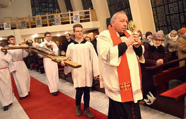 Ks. Robert Gołębiowski z Relikwiami Krzyża Świętego, za nim ministranci z Krzyżem św. Ottona