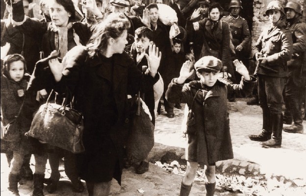 Żydowska ludność cywilna schwytana podczas tłumienia powstania. Oryginalny niemiecki podpis: „Siłą wyciągnięci z bunkrów” –
fotografia z raportu Stroopa