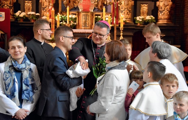 Bp Wiesław z uśmiechem błogosławił, rozmawiał, dopytywał, podziwiał i gratulował, co spotykało się z radosną życzliwością i otwartością tych starszych oraz śmiałością tych młodszych