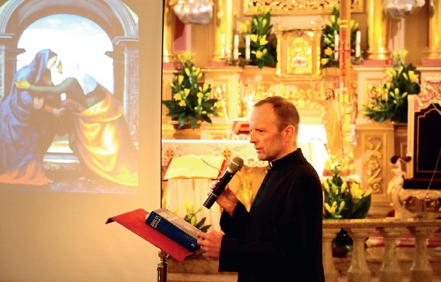 Ks. Jacek Pędziwiatr podczas kwietniowej katechezy w hałcnowskiej bazylice