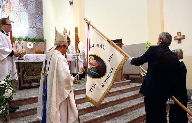 Ksiądz Arcybiskup poświęcił podarowany przez parafian sztandar