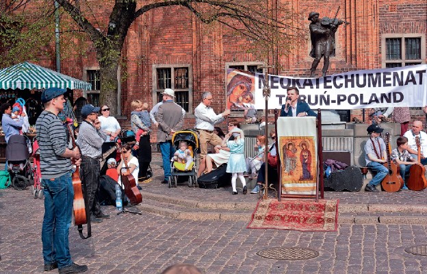 Członkowie wspólnot neokatechumenalnych podczas ewangelizacji