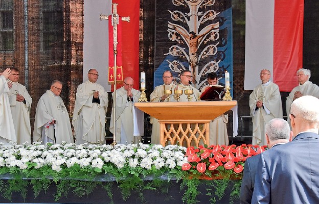 Mszy św. w intencji ojczyzny przewodniczy bp Wiesław Śmigiel