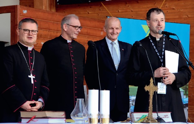 Od lewej: bp Wiesław Śmigiel, ks. kan. Rajmund Ponczek, Jerzy Zająkała, ks. Paweł Dąbrowski