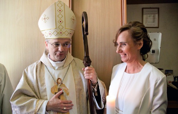 Elżbieta Lont w rozmowie z bp. Tadeuszem Lityńskim
przed liturgią konsekracji