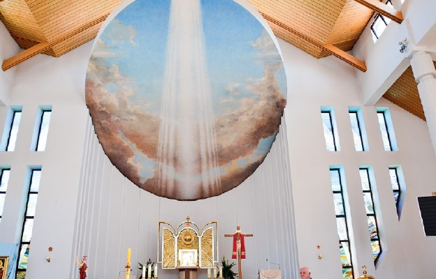Ołtarz główny w parafii pw. Zesłania Ducha Świętego na Ruczaju