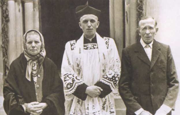 Neoprezbiter Stanisław Nowak z rodzicami – Katarzyną i Józefem