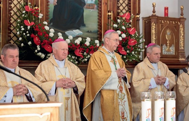 Eucharystii przewodniczył abp Stanisław Gądeck wraz z abp. Adamem Szalem, bp. Stanisławem Jamrozkiem, asystentem AK ks. Józefem Niżnikiem