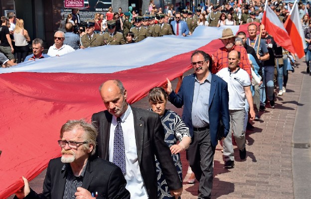 Uczestnicy marszu nieśli długą fl agę narodową