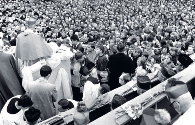 Uroczystości milenijne przed katedrą w Siedlcach, 18 września 1966 r.
Na podwyższeniu – kard. Stefan Wyszyński, prymas Polski