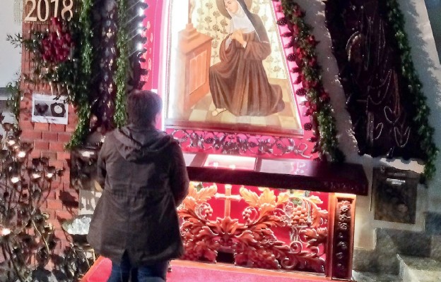 Przed obrazem św. Rity modli się, prosząc ją o wstawiennictwo,
bardzo wielu jej czcicieli