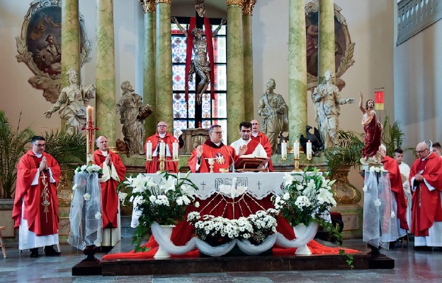 Bp Wiesław Śmigiel przewodniczy Mszy św. w kościele pw. Ducha Świętego w Toruniu