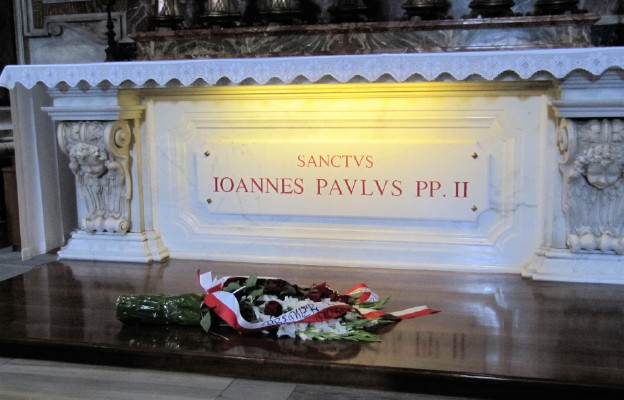 Kwiaty przy grobie św. Jana Pawła II złożone przez Premiera Morawieckiego