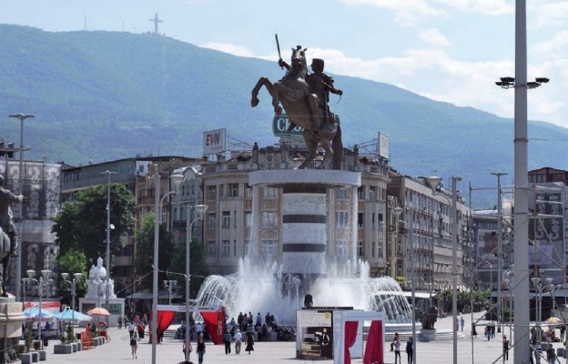 Aleksander Macedoński na pomniku na placu Macedońskim w Skopje oficjalnie nazywany jest „Wojownikiem na koniu”